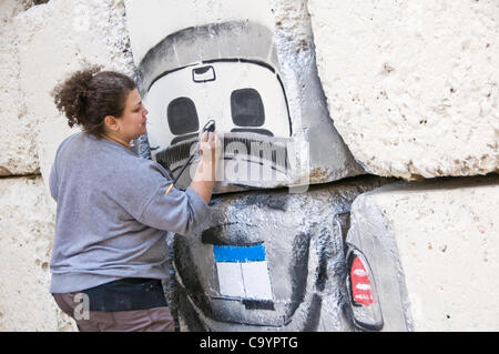 Militants, artistes et les résidents du centre-ville du Caire ont participé à cet événement artistique : la peinture des murs de béton érigés autour de la Ministère de la Défense et le Parlement européen au cours des derniers mois. Par cette action, les citoyens protestent contre les murs, qu'ils disent, c'est est une insulte à la nouvelle liberté Banque D'Images