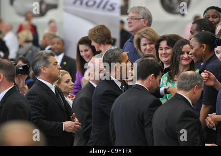 08 mars 2012 - Richmond, Virginie, États-Unis - Le président américain Barack Obama visite des employés de l'usine de Rolls-Royce à Crosspointe à Prince George Comté après avoir parlé à propos de plan pour accroître les emplois manufacturiers aux États-Unis (Image Crédit : © Tina Fultz/ZUMAPRESS.com) Banque D'Images