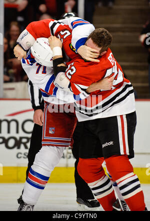 Mar. 09, 2012 - Chicago, Illinois, États-Unis - Chicago Brandon Bollig aile gauche (52) et New York aile gauche Mike Rupp (71) lutte pendant la partie de la LNH entre les Blackhawks de Chicago et les Rangers de New York à l'United Center de Chicago, IL. Les Blackhawks défait les Rangers 4-3. (Crédit Image : © John R Banque D'Images