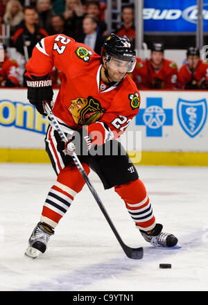 Mar. 09, 2012 - Chicago, Illinois, États-Unis - Chicago Le défenseur Johnny Oduya (27) apporte la rondelle dans la zone offensive pendant la partie de la LNH entre les Blackhawks de Chicago et les Rangers de New York à l'United Center de Chicago, IL. Les Blackhawks défait les Rangers 4-3. (Crédit Image : © John Rowlan Banque D'Images