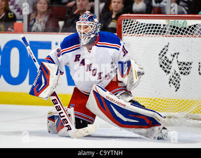 Mar. 09, 2012 - Chicago, Illinois, États-Unis - New York le gardien Henrik Lundqvist (30) au cours de la partie de la LNH entre les Blackhawks de Chicago et les Rangers de New York à l'United Center de Chicago, IL. Les Blackhawks défait les Rangers 4-3. (Crédit Image : © John Rowland/Southcreek/ZUMAPRESS.com) Banque D'Images