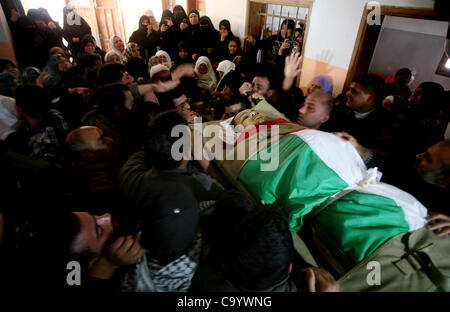 Le 9 mars 2012 - La ville de Gaza, bande de Gaza, territoire palestinien - les Palestiniens portent le corps des militants du Jihad islamique à Gaza au cours de leurs funérailles, le 10 mars 2012. Israël a tué deux autres militants de Gaza le samedi, ce qui porte le nombre de morts en deux jours de violence à 12 et des dizaines de roquettes fro Banque D'Images