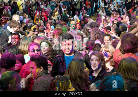 - Holi festival hindou de couleur, Twickenham, Richmond upon Thames, London, UK. 10/03/2012 Banque D'Images