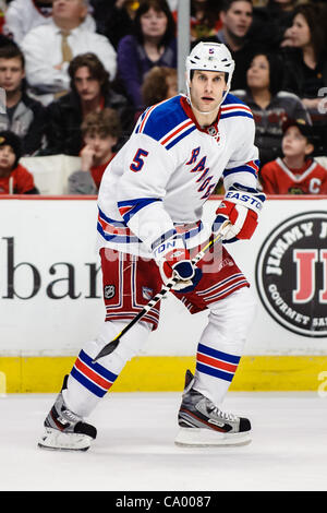 Mar. 09, 2012 - Chicago, Illinois, États-Unis - New York le défenseur Dan Girardi (5) au cours de la partie de la LNH entre les Blackhawks de Chicago et les Rangers de New York à l'United Center de Chicago, IL. Les Blackhawks défait les Rangers 4-3. (Crédit Image : © John Rowland/Southcreek/ZUMAPRESS.com) Banque D'Images