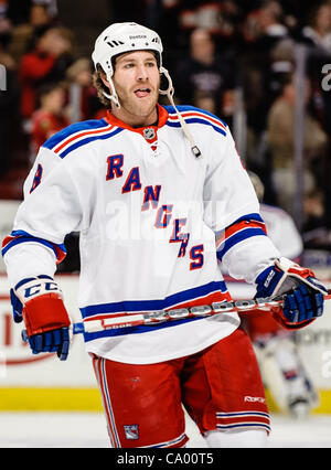 Mar. 09, 2012 - Chicago, Illinois, États-Unis - New York Brandon Prust de droite (8) pendant l'échauffement avant le match entre la LNH les Blackhawks de Chicago et les Rangers de New York à l'United Center de Chicago, IL. Les Blackhawks défait les Rangers 4-3. (Crédit Image : © John Rowland/Southcreek/ZUMAPRES Banque D'Images