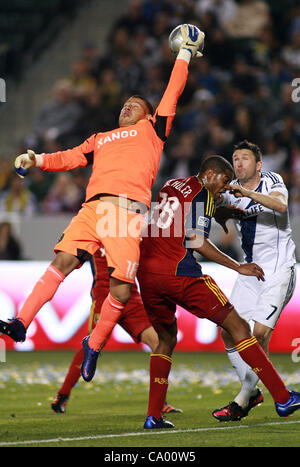10 mars 2012 - Los Angeles, Californie, États-Unis - Gardien de Nick Rimando # 18 du Real Salt Lake pointe le ballon pour une sauvegarde de Chris Schuler # 28 de la Los Angeles Galaxy au cours de la MLS match au Home Depot Center le 10 mars 2012 à Carson, Californie. Le Real Salt Lake a défait le Galaxy 3 Banque D'Images