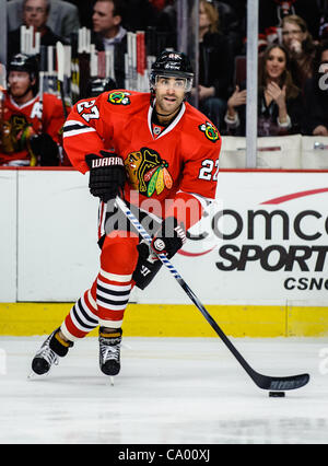 Mar. 09, 2012 - Chicago, Illinois, États-Unis - Chicago Le défenseur Johnny Oduya (27) Patins à la rondelle lors de la LNH, match entre les Blackhawks de Chicago et les Rangers de New York à l'United Center de Chicago, IL. Les Blackhawks défait les Rangers 4-3. (Crédit Image : © John Rowland/Southcreek/ZUMAP Banque D'Images