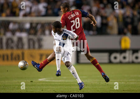 10 mars 2012 - Carson, Californie, États-Unis - Los Angeles Galaxy de l'avant, Edson Buddle # 14 et Real Salt Lake defender Chris Schuler # 28 lutte pour le ballon pendant le match de Major League Soccer entre Real Salt Lake et le Los Angeles Galaxy au Home Depot Center. Le Real Salt Lake a ensuite battu le Banque D'Images