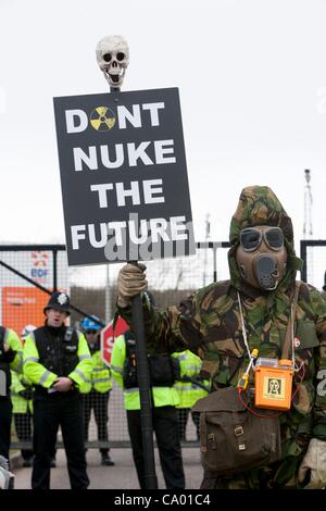 Un manifestant masqué et un 'Don't nuke l'avenir ' affiche de une marche contre la construction d'Hinkley C power station, Somerset , et le choix du gouvernement britannique de l'énergie nucléaire comme le pilier de l'Angleterre de la tension d'alimentation. Environ 1000 personnes ont assisté. 10 thMarch 2012 Banque D'Images