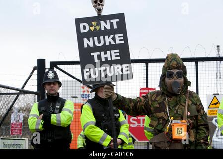 Un manifestant masqué et un 'Don't nuke l'avenir ' affiche de une marche contre la construction d'Hinkley C power station, Somerset , et le choix du gouvernement britannique de l'énergie nucléaire comme le pilier de l'Angleterre de la tension d'alimentation. Environ 1000 personnes ont assisté. 10 thMarch 2012 Banque D'Images