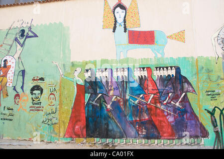 Mohammed Mahmoud street a également surnommé en arabe comme "la rue des yeux de la liberté" est un symbole de la lutte du peuple égyptien pour construire un pays démocratique, un an après la révolution. Les murs de la rue ( qui a été témoin de certains des pires combats entre forces de sécurité et la Banque D'Images