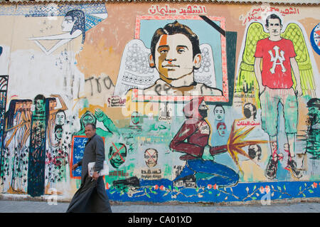 Mohammed Mahmoud street a également surnommé en arabe comme "la rue des yeux de la liberté" est un symbole de la lutte du peuple égyptien pour construire un pays démocratique, un an après la révolution. Les murs de la rue ( qui a été témoin de certains des pires combats entre forces de sécurité et la Banque D'Images