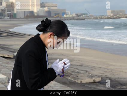 11 mars 2012 - Japon - Fukushima, une femme prie pour les victimes du grand séisme de l'Est du Japon touchée par le tsunami et l'accident survenu à la centrale nucléaire de Fukushima Daiichi le 11 mars 2012 à Kitaizumi côte à Minamisoma, préfecture de Fukushima, au Japon. Le Japon marque le 1er anniversaire Banque D'Images