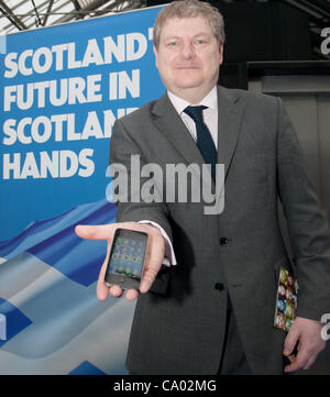 L'indépendance directeur de campagne et SNP Westminster Leader, Angus Robertson, a lancé l'indépendance 'Questions' i-phone app lors de la conférence du printemps à la SNP CSSE à Glasgow. Photo : Wullie Marr/ Alamy Banque D'Images