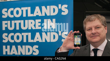 L'indépendance directeur de campagne et SNP Westminster Leader, Angus Robertson, a lancé l'indépendance 'Questions' i-phone app lors de la conférence du printemps à la SNP CSSE à Glasgow. Photo : Wullie Marr/ Alamy Banque D'Images