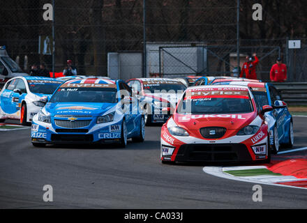 WTCC Monza Course 1 2012 11 mars 2012 Race 1 Start Tarquini mène Banque D'Images