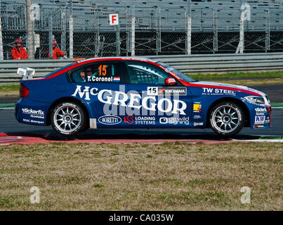 WTCC Monza Course 1 2012 11 mars 2012 Tom Coronel BMW saute avec toutes les roues Banque D'Images