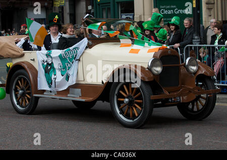 Le Défilé du Festival irlandais de Manchester le 11-03-2012 couvre trois miles de l'Irish Heritage Centre à travers le centre ville et retour.Des milliers de personnes regarder le défilé. Banque D'Images