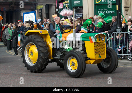 Le Défilé du Festival irlandais de Manchester le 11-03-2012 couvre trois miles de l'Irish Heritage Centre à travers le centre ville et retour.Des milliers de personnes regarder le défilé. Banque D'Images