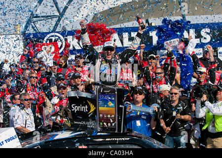 11 mars 2012 - Las Vegas, Nevada, États-Unis - Tony Stewart, pilote de la # 14 Mobil 1 / Office Depot Chevrolet Impala, célèbre après avoir remporté la série NASCAR Sprint Cup Kobalt Tools 400 à Las Vegas Motor Speedway de Las Vegas, Nevada. (Crédit Image : © Matt/ZUMAPRESS.com) Gdowski/Southcreek Banque D'Images