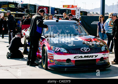 11 mars 2012 - Las Vegas, Nevada, États-Unis - Certains membres de l'équipage faire les derniers préparatifs pour le # 11 FedEx Freight Toyota Camry, entraîné par Denny Hamlin, tandis que dans la zone de garage à la NASCAR Sprint Cup Series Kobalt Tools 400 à Las Vegas Motor Speedway de Las Vegas, Nevada. (Crédit Image : © Matt Banque D'Images