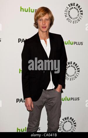 Gabriel Mann aux arrivées de vengeance au PaleyFest 2012, Saban Theatre, Los Angeles, CA, 11 mars 2012. Photo par : Emiley Schweich/Everett Collection Banque D'Images