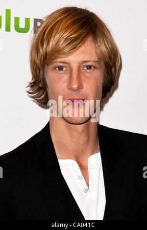 Gabriel Mann aux arrivées de vengeance au PaleyFest 2012, Saban Theatre, Los Angeles, CA, 11 mars 2012. Photo par : Emiley Schweich/Everett Collection Banque D'Images