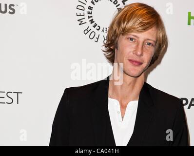 Gabriel Mann aux arrivées de vengeance au PaleyFest 2012, Saban Theatre, Los Angeles, CA, 11 mars 2012. Photo par : Emiley Schweich/Everett Collection Banque D'Images