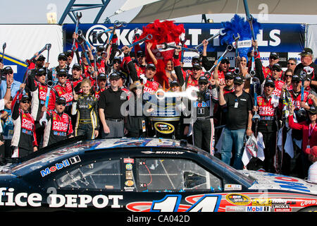 11 mars 2012 - Las Vegas, Nevada, États-Unis - Tony Stewart, conducteur de la (14) Mobil 1 / Office Depot Chevrolet Impala, remporte la série NASCAR Sprint Cup Kobalt Tools 400 à Las Vegas Motor Speedway. (Crédit Image : © Matt/ZUMAPRESS.com) Gdowski/Southcreek Banque D'Images