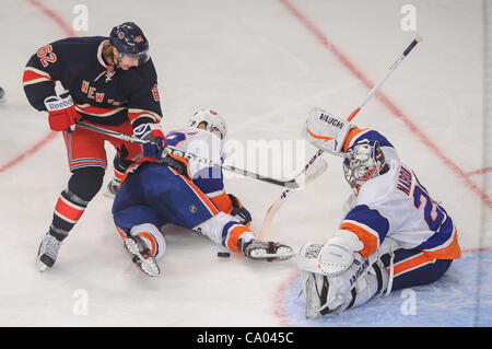Mar. 11, 2012 - Newark, New Jersey, États-Unis - New York Rangers aile gauche Carl Hagelin (62) tente de libérer un rebond à partir de New York Islanders aile gauche Jay Pandolfo (29) avec les Islanders de New York le gardien Evgeni Nabokov (20) sur la glace au cours de deuxième période d'action de la LNH entre les Islanders de New York et l'Ne Banque D'Images