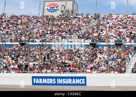 11 mars 2012 - Las Vegas, Nevada, États-Unis - La foule appréciant la passionnante course à la NASCAR Sprint Cup Series Kobalt Tools 400 à Las Vegas Motor Speedway de Las Vegas, Nevada. (Crédit Image : © Matt/ZUMAPRESS.com) Gdowski/Southcreek Banque D'Images