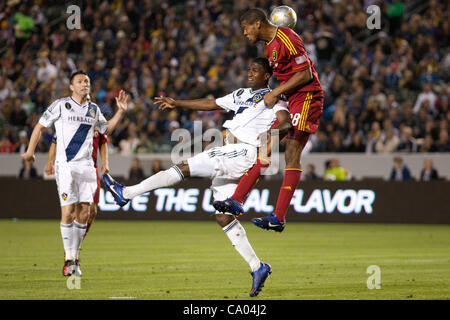 10 mars 2012 - Carson, Californie, États-Unis - Los Angeles Galaxy de l'avant, Edson Buddle # 14 et Real Salt Lake defender Chris Schuler # 28 lutte pour le ballon pendant le match de Major League Soccer entre Real Salt Lake et le Los Angeles Galaxy au Home Depot Center. Le Real Salt Lake a ensuite battu le Banque D'Images