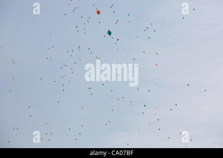 Des centaines de blanc orange et vert ballons sont libérés dans le ciel pendant la parade de la St Patrick à Birmingham UK..