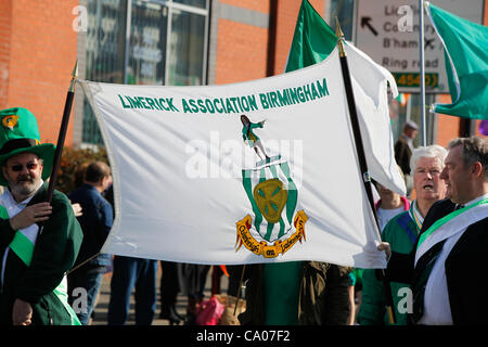 St Patrick's Day Parade à Birmingham au Royaume-Uni. Les membres de l'Association de Limerick Birmingham avec leur bannière marche dans le défilé. Banque D'Images