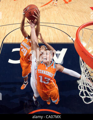 20 novembre 2011 - Charlottesville, Virginia, United States - Isabelle Harrison # 20 de l'Ohio Lady bénévoles atteint pour le rebond avec Isabelle Harrison # 20 de l'Ohio Lady Bénévoles et Ataira Franklin # 23 de la Virginia Cavaliers pendant le jeu le 20 novembre 2011 à la John Pau Banque D'Images