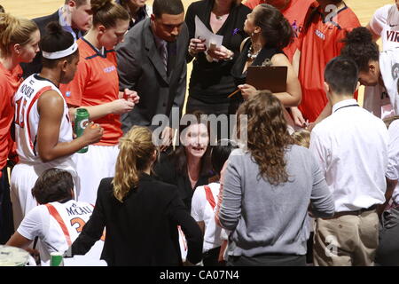 20 novembre 2012 - Charlottesville, Virginia, United States - entraîneur en chef Joanne Boyle de la Virginia Cavaliers parle avec ses joueurs pendant le jeu le 20 novembre 2011 contre l'Arizona Lady volontaires, à la John Paul Jones Arena à Charlottesville, Virginie. Virginie battu Tennessee en ove Banque D'Images