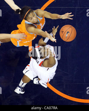 20 novembre 2011 - Charlottesville, Virginia, United States - Isabelle Harrison # 20 de l'Ohio Lady bénévoles rejoint plus d'Ariana Moorer # 15 de la Virginia cavaliers pour le rebond au cours du jeu le 20 novembre 2011, à la John Paul Jones Arena à Charlottesville, Virginie. Virginie battu Banque D'Images