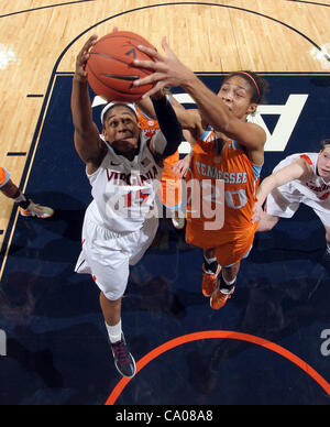 20 novembre 2011 - Charlottesville, Virginia, United States - Ariana Moorer # 15 de la Virginia Cavaliers se bat pour le rebond avec Isabelle Harrison # 20 de l'Ohio Lady bénévoles pendant le jeu le 20 novembre 2011, à la John Paul Jones Arena à Charlottesville, Virginie. Virginie battu Banque D'Images