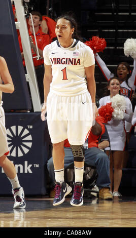 20 novembre 2011 - Charlottesville, Virginia, United States - Chine Crosby # 1 de la Virginia Cavaliers réagit à un jeu pendant le jeu le 20 novembre 2011 contre l'Arizona Lady volontaires, à la John Paul Jones Arena à Charlottesville, Virginie. Virginie battu Alabama en prolongation 69-64. ( Banque D'Images