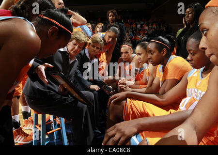 20 novembre 2011 - Charlottesville, Virginia, United States - l'entraîneur-chef Pat Summitt des Tennessee Lady bénévoles parle avec ses joueurs au cours d'un échange avant le début du jeu le 20 novembre 2011 contre le Virginia cavaliers à la John Paul Jones Arena à Charlottesville, Virginie. Virginia d Banque D'Images