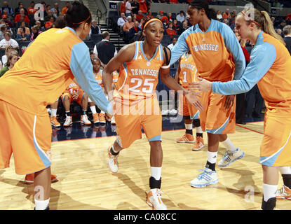 20 novembre 2011 - Charlottesville, Virginia, United States - gloire Johnson # 25 de l'Ohio Lady bénévoles passe par le caucus au début du jeu le 20 novembre 2011 contre le Virginia cavaliers à la John Paul Jones Arena à Charlottesville, Virginie. Virginie battu Tennessee en Banque D'Images