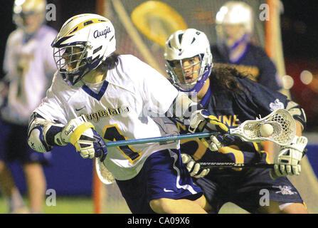 10 mars 2012 - Rock Island, de l'Iowa, États-Unis - l'Augustana's Chris Hager orientations changements avec la balle dans son bâton comme Fontbonne's Connor Seale défend vendredi 9 mars 2012, au cours de l'action du premier semestre Thorson-Lucken sur terrain. (Crédit Image : © John Schultz/Quad-City Times/ZUMAPRESS.com) Banque D'Images