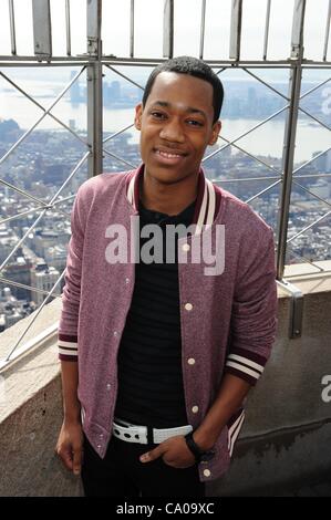 12 mars 2012 - Manhattan, New York, États-Unis - TYREL JACKSON WILLIAMS. Disney Channel stars Debby Ryan (''Jessie''), la Chine Anne McClain (''A.N.T. Farm''), Laura Marano (''Austin & Ally''), Coco Jones et Tyler James Williams (''laisser briller'') et Disney XD star Tirel Jackson Williams (''Lab rat'') v Banque D'Images