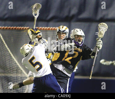 10 mars 2012 - Rock Island, de l'Iowa, États-Unis - l'Augustana Keegan Horack se heurte à Fontbonne's Adam Walker, chargé de la balle dans la zone défensive du champ vendredi 9 mars 2012, pendant la première demi-action sur Thorson-Lucken Rock Island en champ. (Crédit Image : © John Schultz/Quad-City Times/Z Banque D'Images