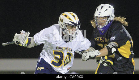 10 mars 2012 - Rock Island, de l'Iowa, États-Unis - l'Augustana Mike McAleer garde son stick avec la balle loin de Fontbonne's Connor Saucier, vendredi 9 mars 2012, pendant la première demi-action sur Thorson-Lucken Rock Island en champ. (Crédit Image : © John Schultz/Quad-City Times/ZUMAPRESS.com) Banque D'Images