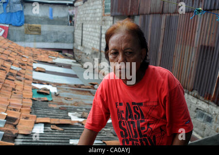 TURDI alias 'AVIE', ex-nounou pour le président américain Barack Obama est situé en face de la maison à louer à Jakarta, Indonésie. 12 mars, 2012. Turdi, une nounou transgenre en Indonésie qui ont tourné à la célébrité après avoir révélé les rapports qu'il avait pris soin de Barack Obama à la fin des années 70. Banque D'Images