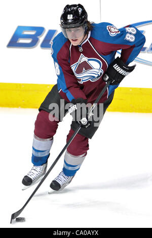 12 mars 2012 - Denver, Colorado, États-Unis - Colorado Avalanche aile droite Peter Mueller (88) contrôle la rondelle dans la première période contre les Ducks d'Anaheim. Après une période de l'Avalanche du Colorado mener 1-0. L'Avalanche du Colorado a accueilli les Anaheim Ducks au Pepsi Center de Denver, CO (C Banque D'Images