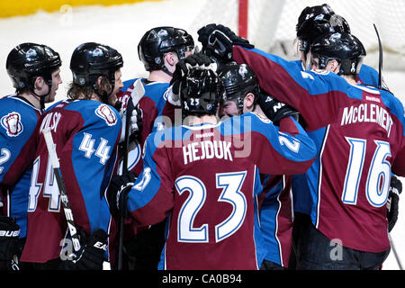 12 mars 2012 - Denver, Colorado, États-Unis - Colorado Avalanche aile droite Milan Hejduk (23) et de l'équipe de célébrer avec Colorado Avalanche aile gauche Gabriel Landeskog (92) après son jeu but gagnant. L'Avalanche du Colorado a gagné 3-2 en prolongation. L'Avalanche du Colorado a accueilli les Anaheim Ducks à t Banque D'Images