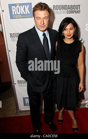 Alec Baldwin, Hilaria Thomas devant le hall des arrivées pour le rond-point Theatre Company's 2012 Gala du printemps, Hammerstein Ballroom, New York, NY 12 Mars, 2012. Photo par : Steve Mack/Everett Collection Banque D'Images