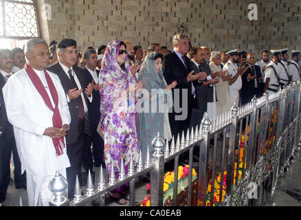 Région Asie du Sindh du Commonwealth Association parlementaire Délégation membres offrent Dua (prier) après avoir déposer des couronnes de fleurs sur la tombe du Père de la Nation de Quaid-e-Azam Muhammad Ali Jinnah pendant une visite à Quaid-e-Azam mausolée à Karachi, le mardi 13 mars 2012. Nationa Banque D'Images